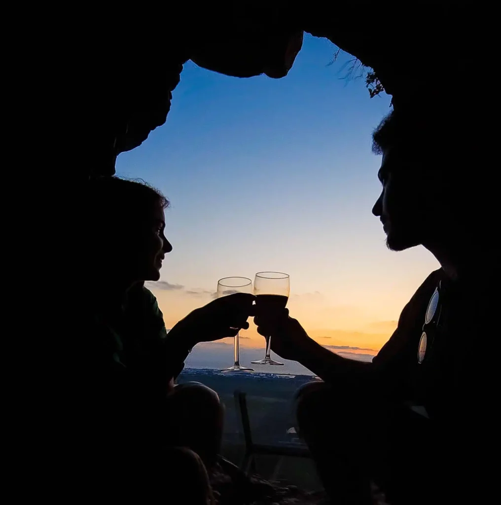 צללית של זוג עם כוסות יין במערה בשקיעה, מתוך סדנת צילום בסמארטפון זוגית