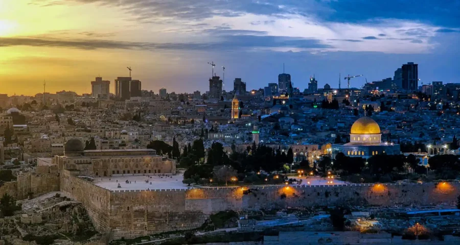 תצפית פנורמית על ירושלים בשעת השקיעה, המדגישה את כיפת הסלע ואת קו הרקיע המודרני של העיר ברקע.