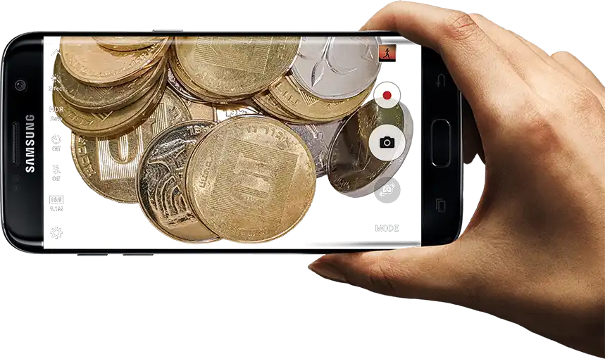 סמארטפון מצלם ערימה של מטבעות ישראלים, הכוללת עשר אגורות, שקל וחצי שקל
