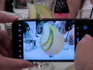 צילום של קוקטייל באמצעות סמארטפון במסגרת סדנת קוקטיילים