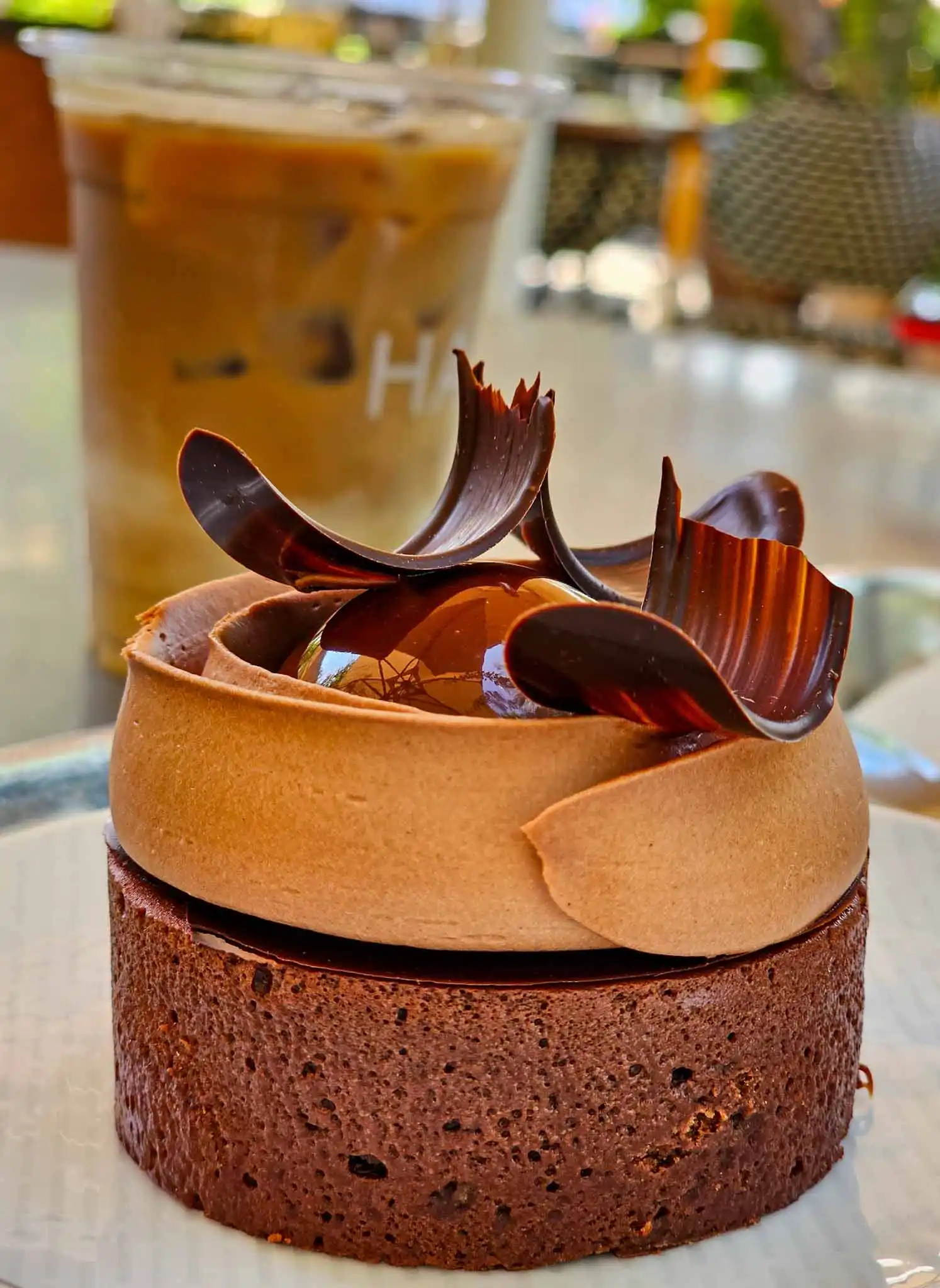 קינוח שוקולד יוקרתי בסדנת שוקולד עם קפה קר ברקע